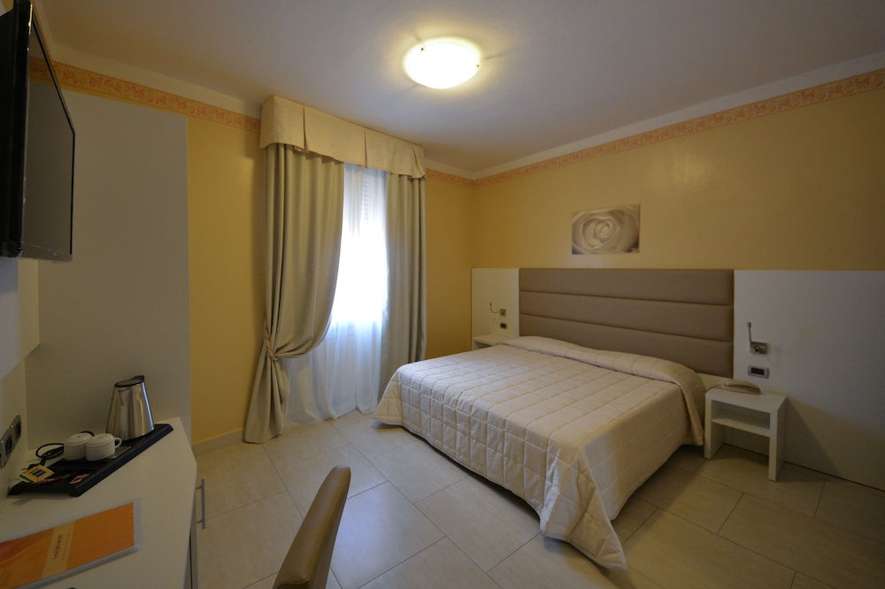 ROOM, SINGLE, DOUBLE BED