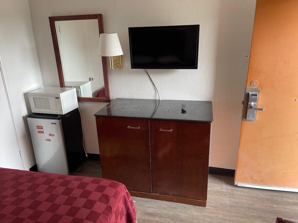 Days Inn by Wyndham Farmington NM 8/59