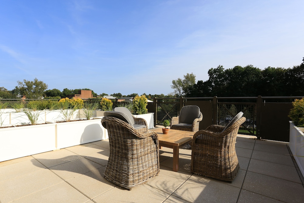 Delamar West Hartford 4/75