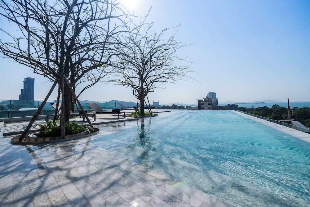 Arize Hotel Sri Racha 40/50