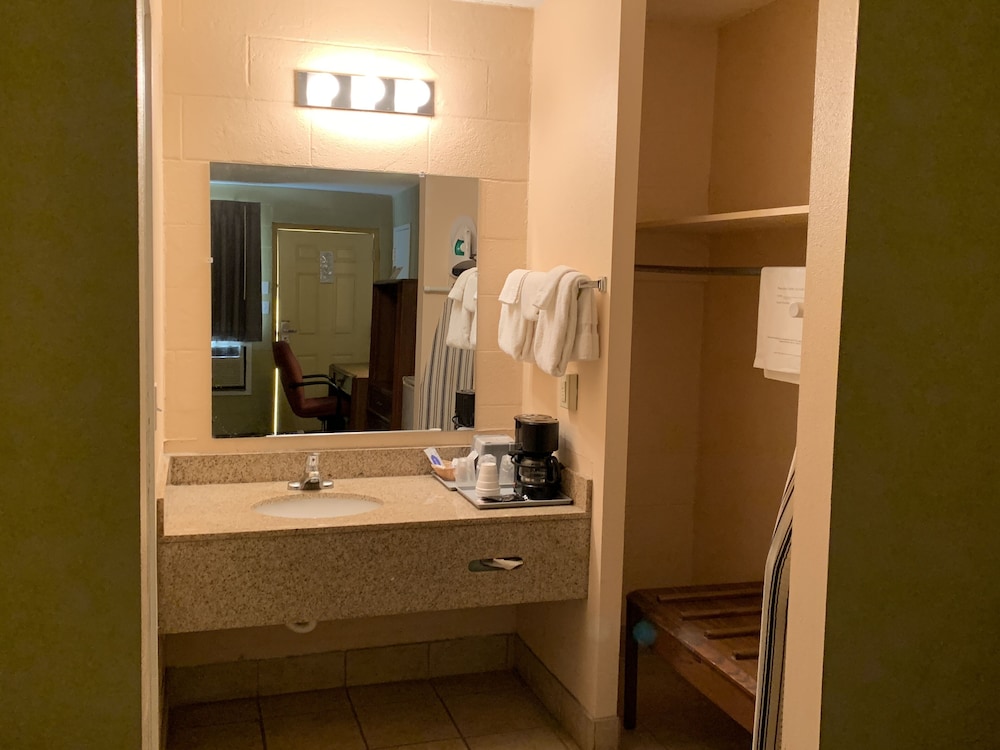 Executive Inn Dodge City, KS (ex Rodeway Inn) 34/34