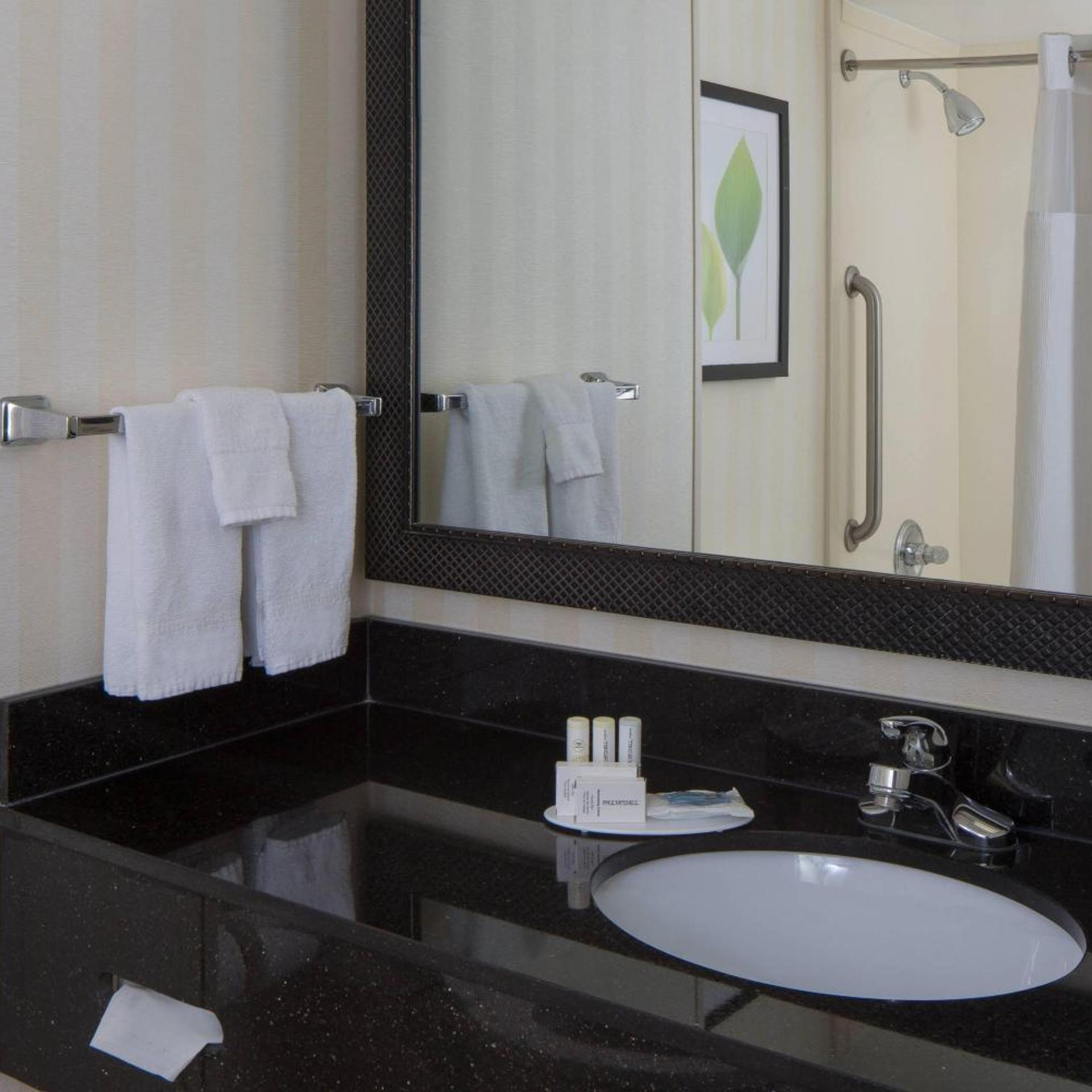 غرفة بسرير كينج بحوض استحمام لذوي الإعاقة، Fairfield Inn & Suites Orlando Lake Buena Vista 3/3