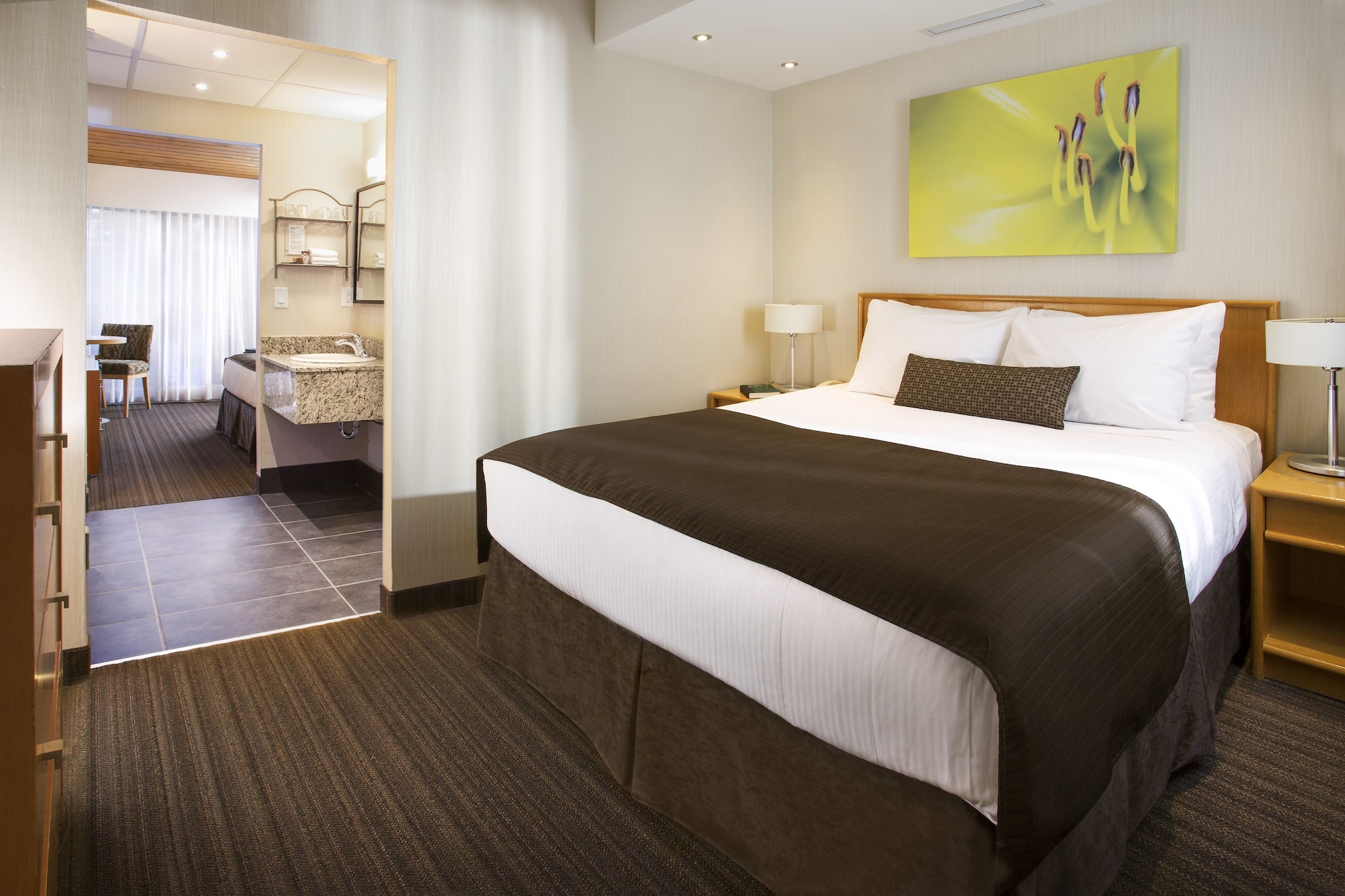 PREMIUM, QUEEN BED, SOFA
