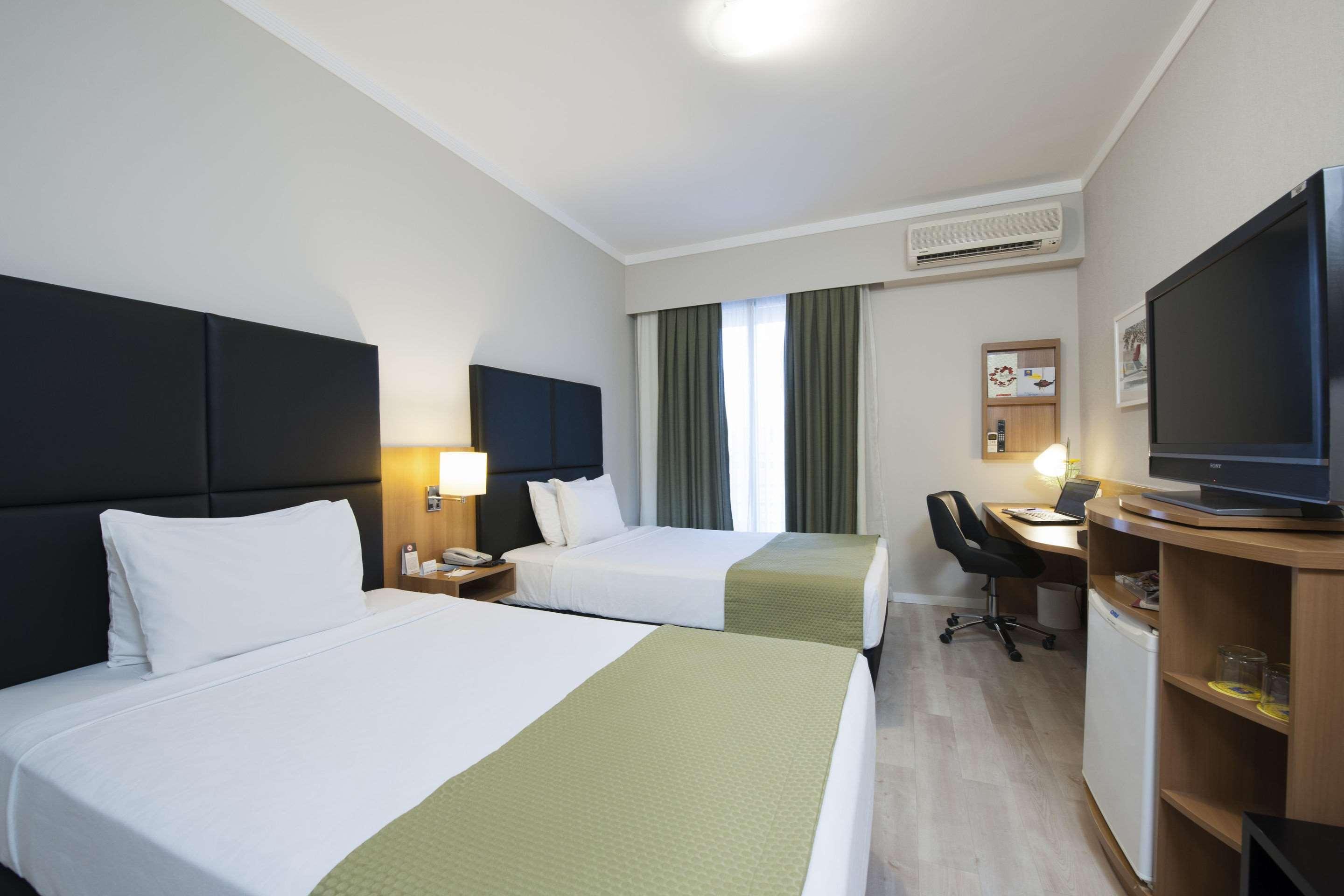 ROOM, TWIN BEDS