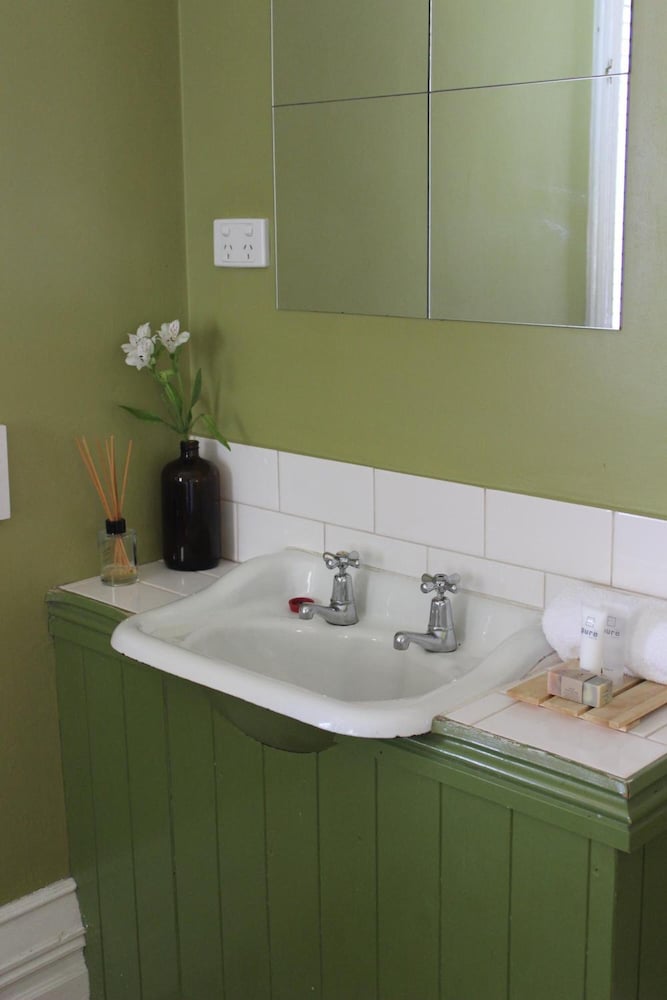 HEALESVILLE HOTEL 48/50