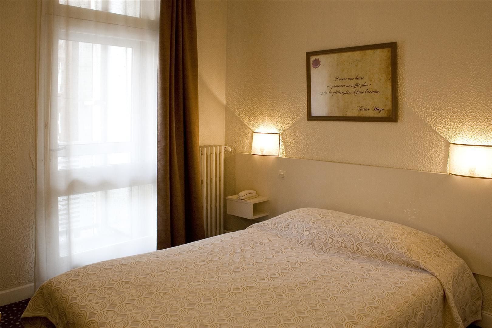 غرفة رباعية بسرير مزدوج مع أريكة، Ours Blanc Place Victor Hugo 5/10