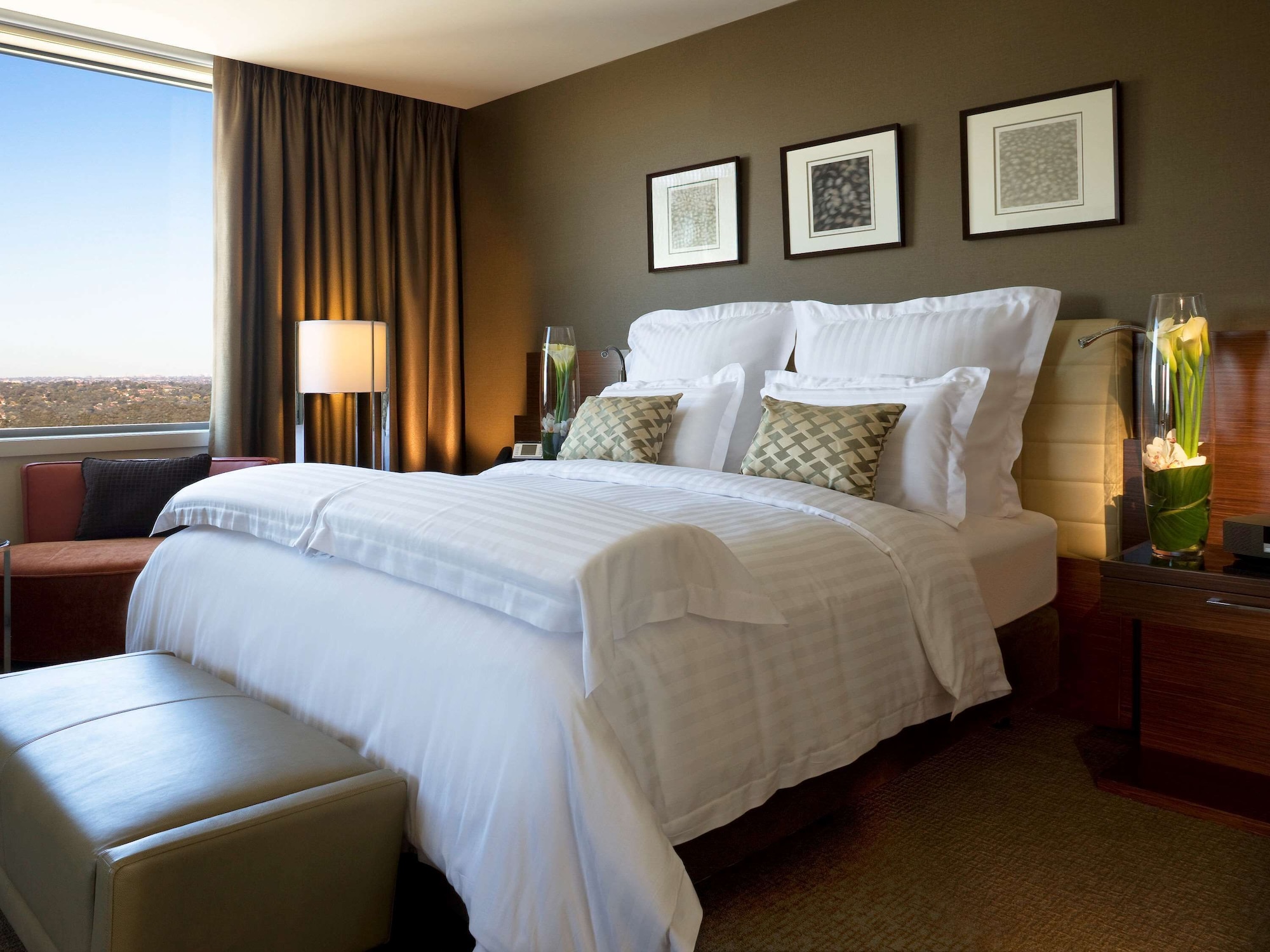 EXECUTIVE, KING BED