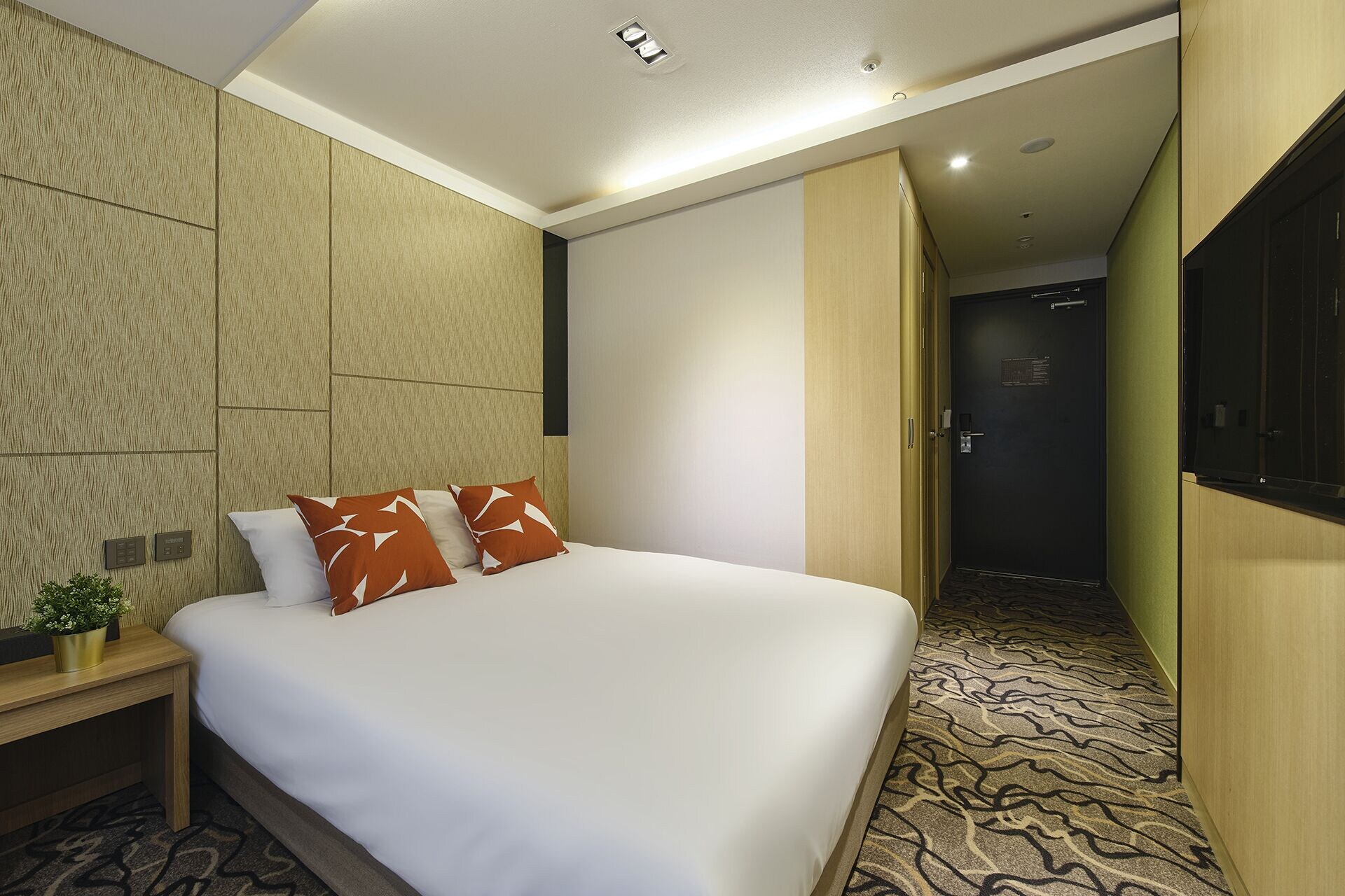 ROOM, DOUBLE BED