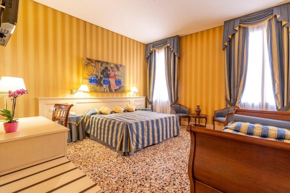 DELUXE, DOUBLE OR TWIN BED, CANAL VIEW