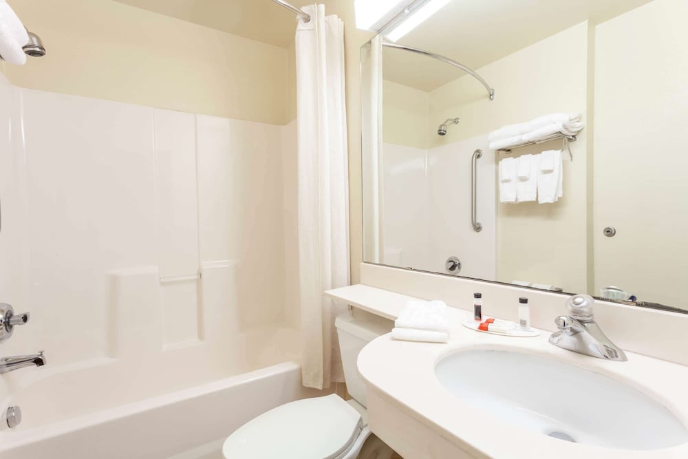 Microtel Inn & Suites by Wyndham Gulf Shores 58/64