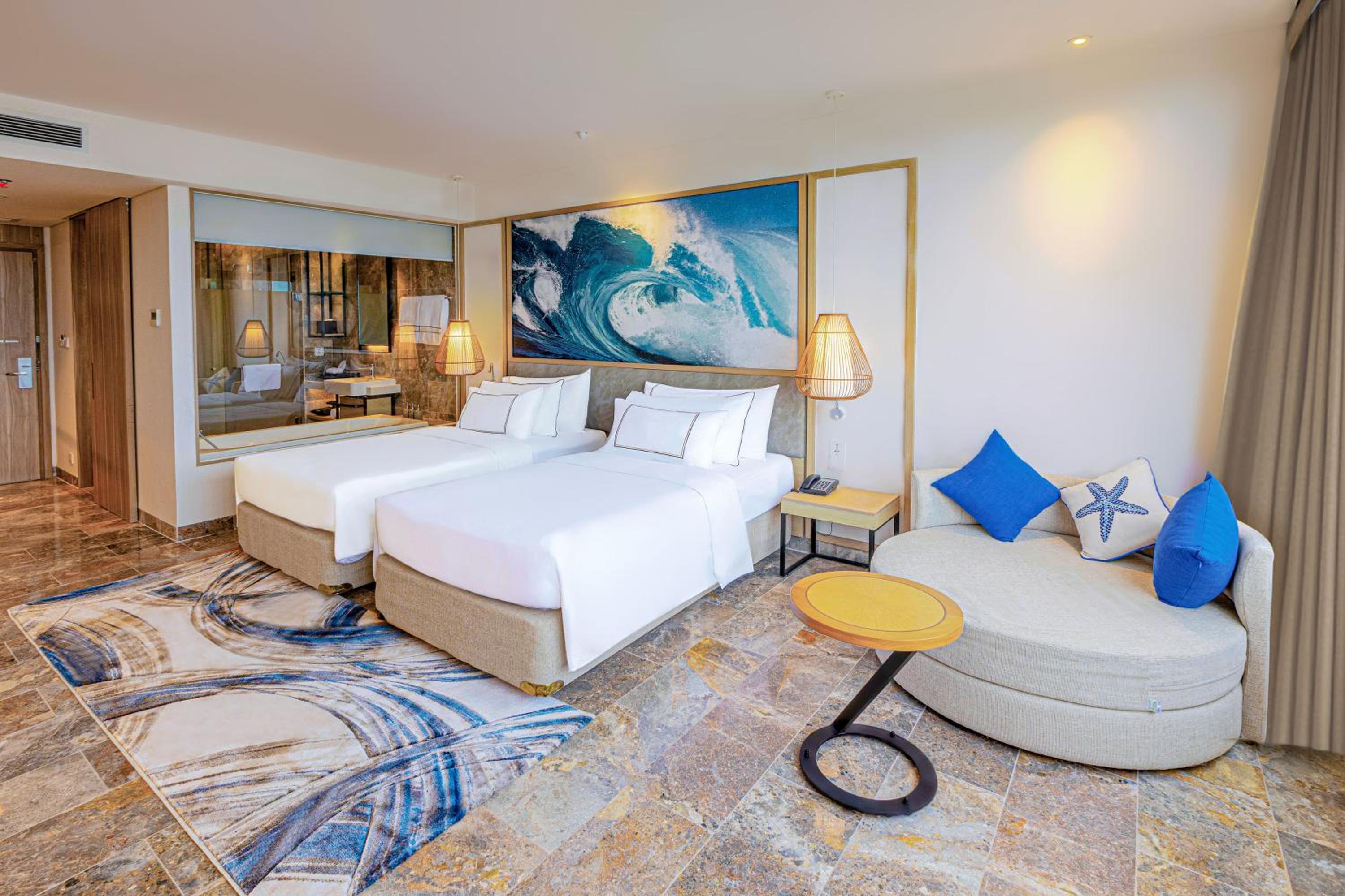 Deluxe, Double or Twin Bed, Bathtub