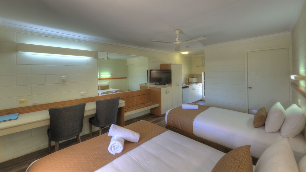 ROOM, 1 QUEEN AND 1 SINGLE BED, ACCESSIBLE