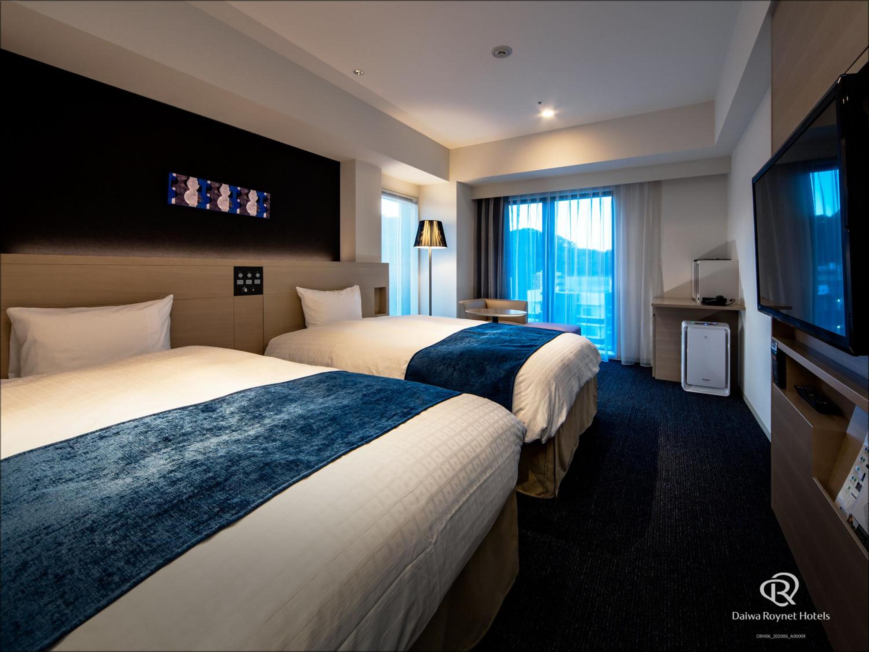 ROOM, TWIN BEDS, MAIN BUILDING, CORNER, SMOKING