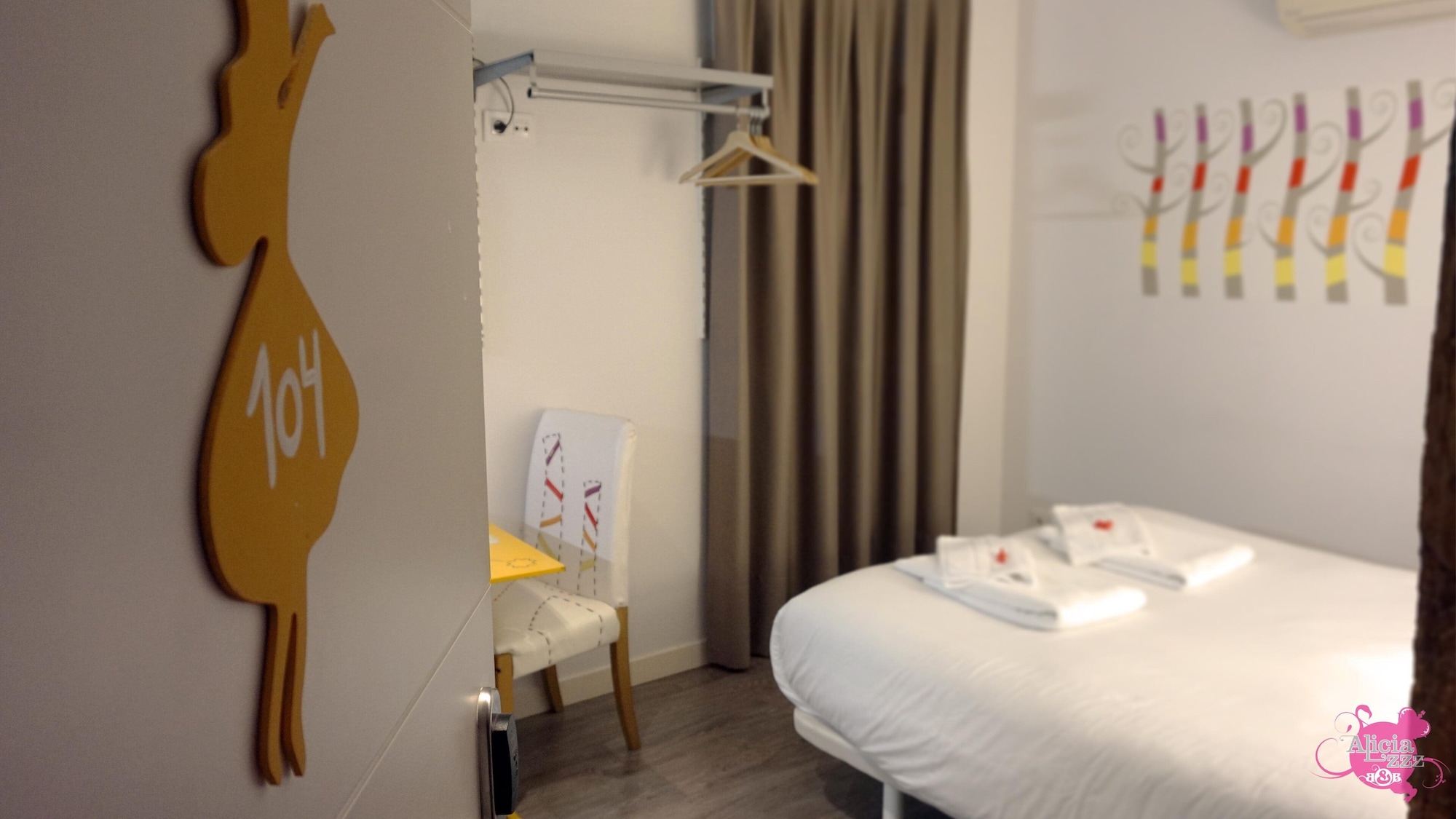 ROOM, SINGLE