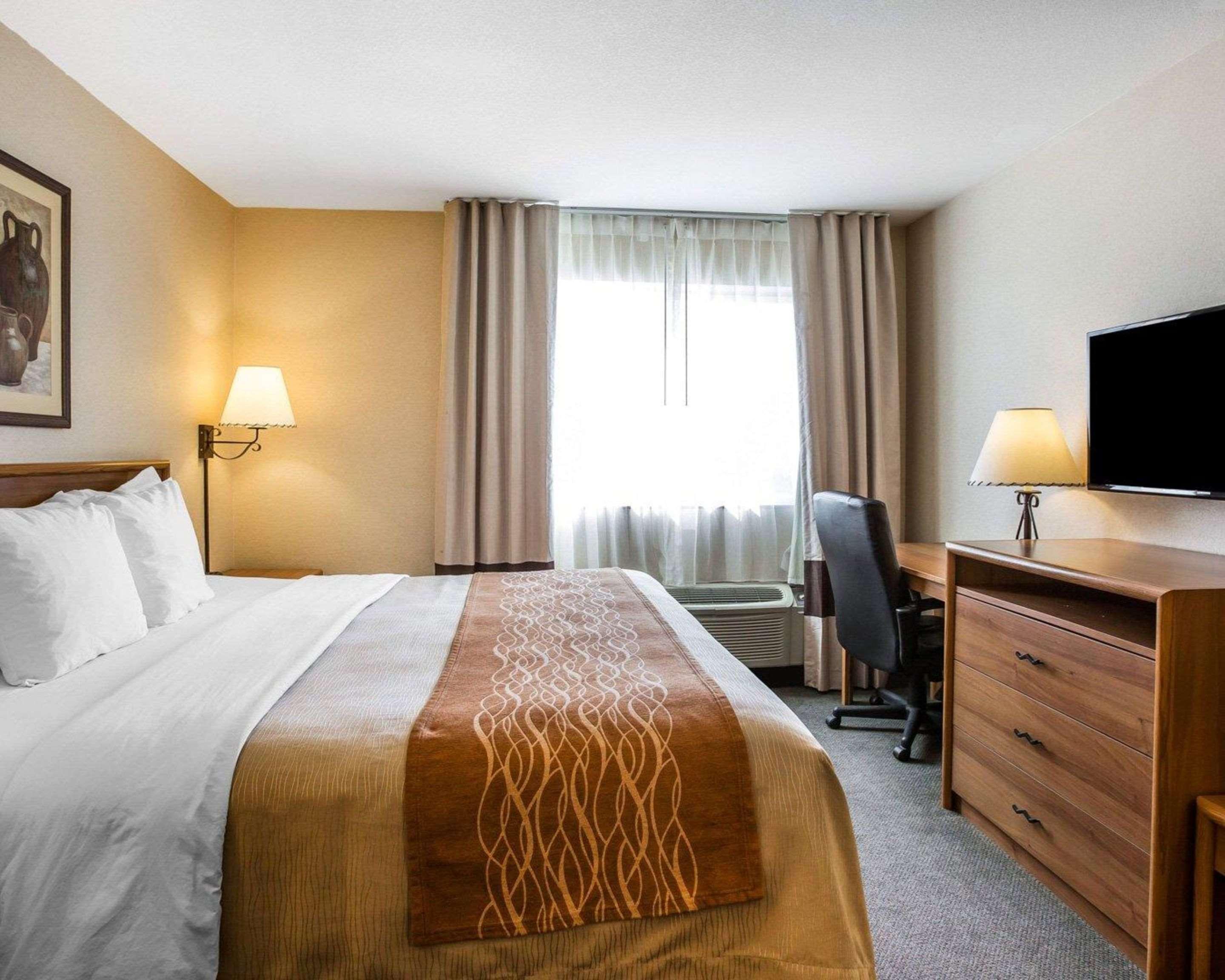 غرفة بسرير مزدوج لذوي الإعاقة