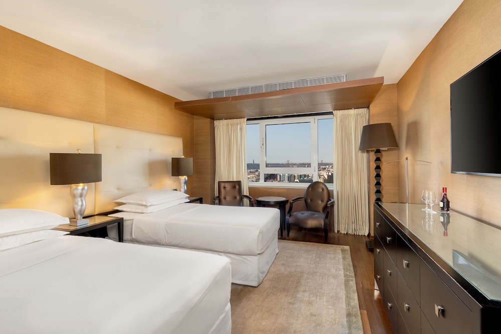 Room at SHERATON LISBOA HOTEL AND SPA, LISBON