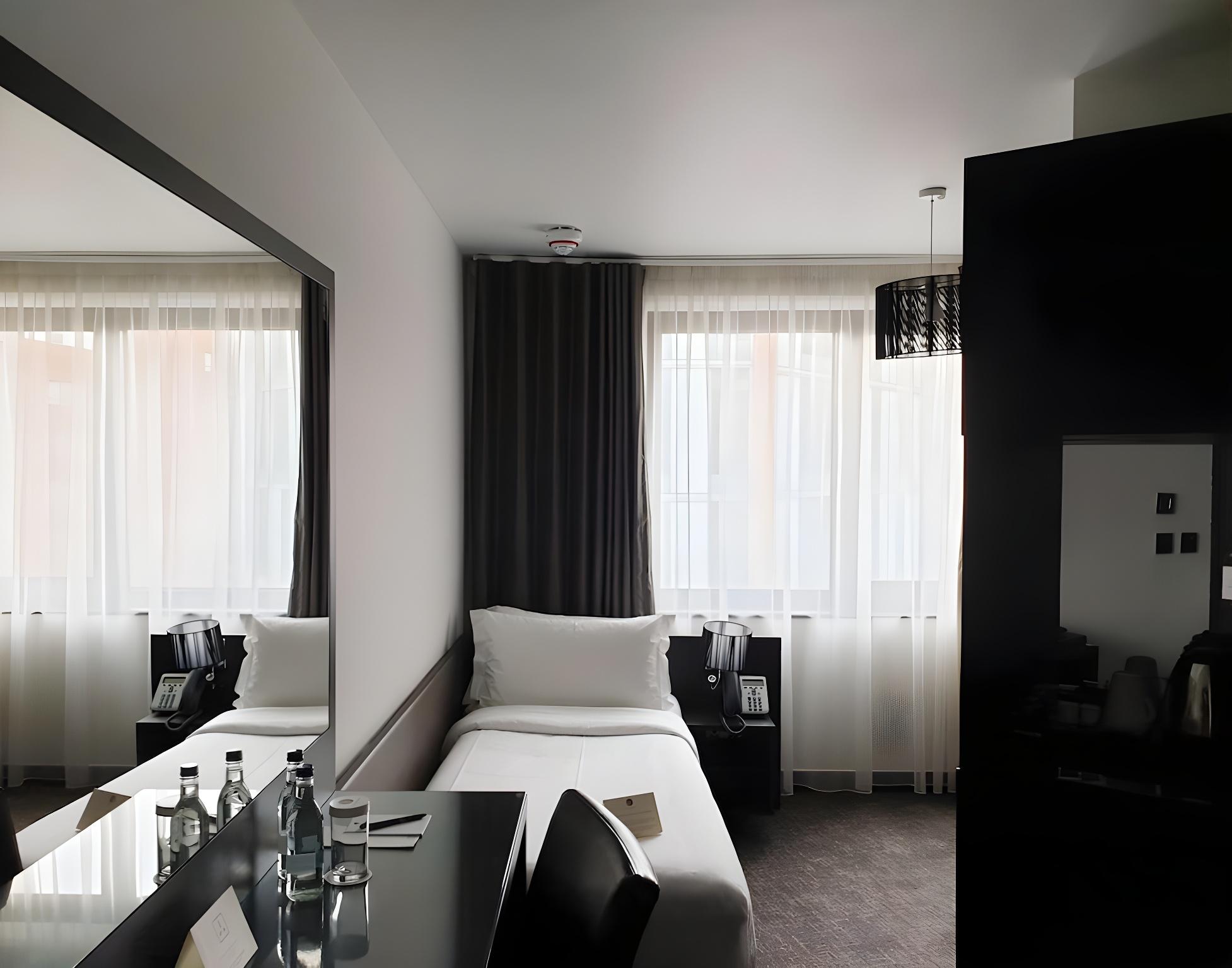 ROOM, SINGLE
