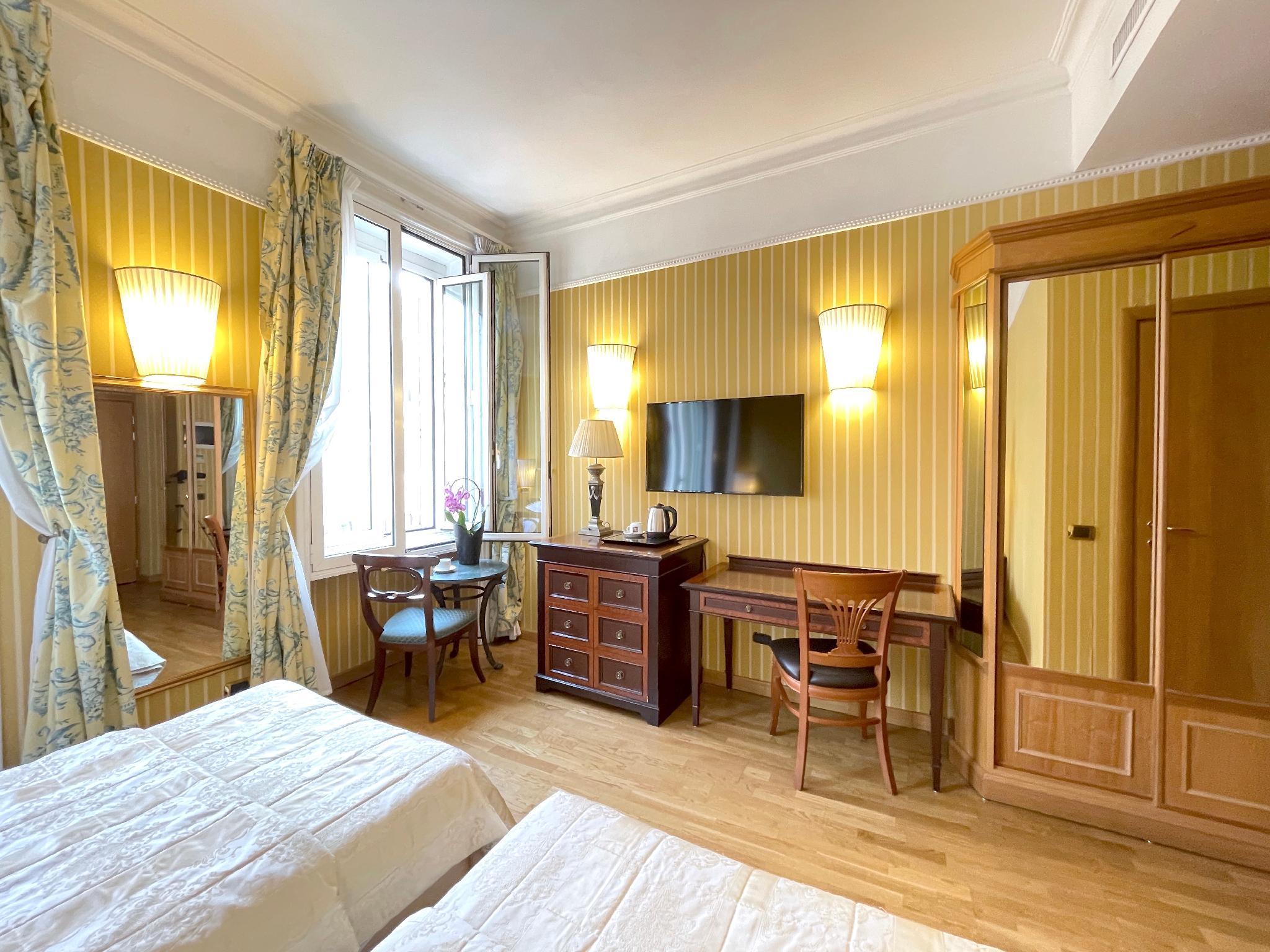 ROOM, TWIN BEDS