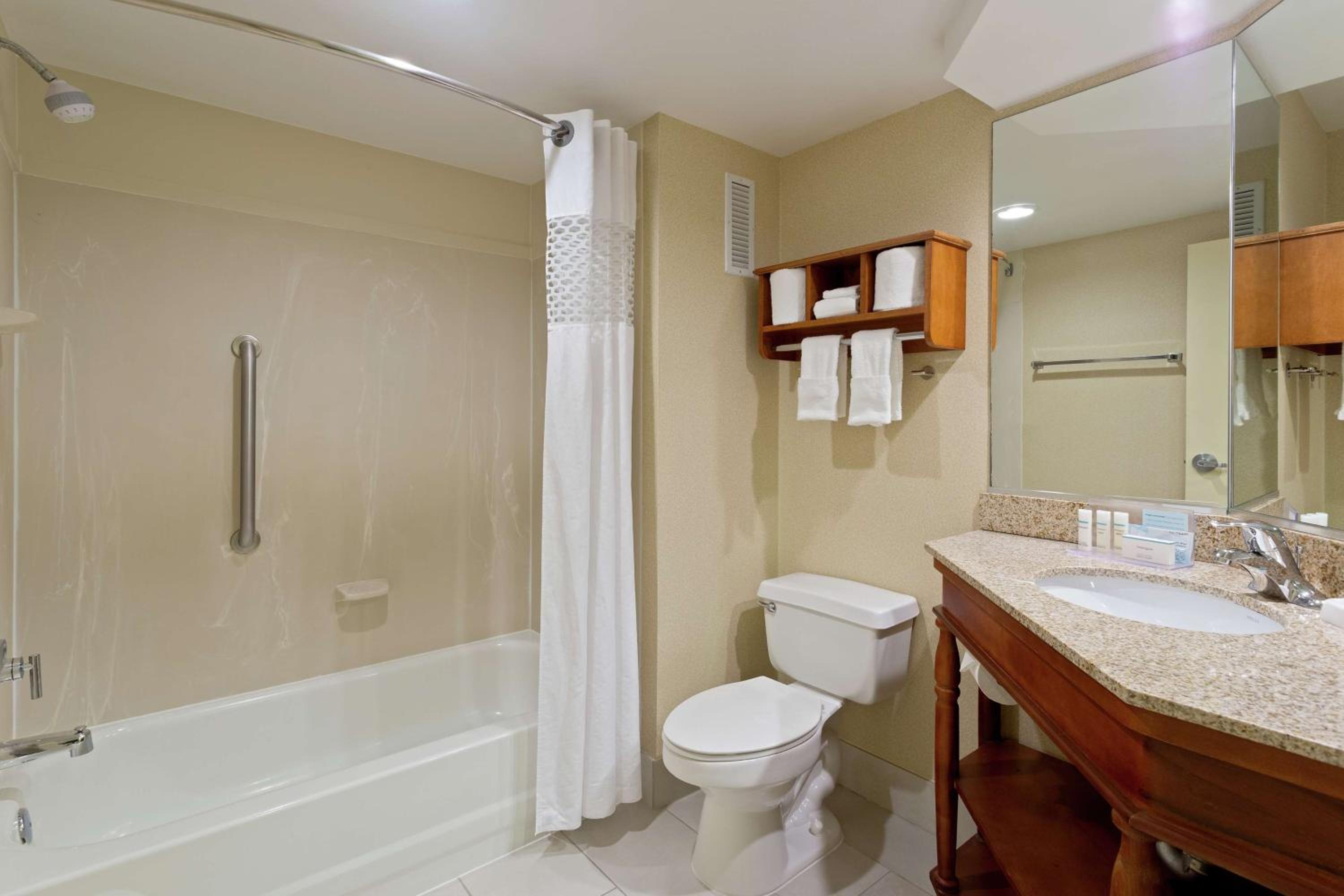 جناح بسرير كينج بغرفة نوم واحدة مع أريكة بمطبخ، Hampton Inn & Suites Venice Bayside South Sarasota 5/9