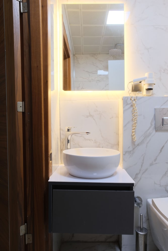 Grand Zara Hotel 47/49