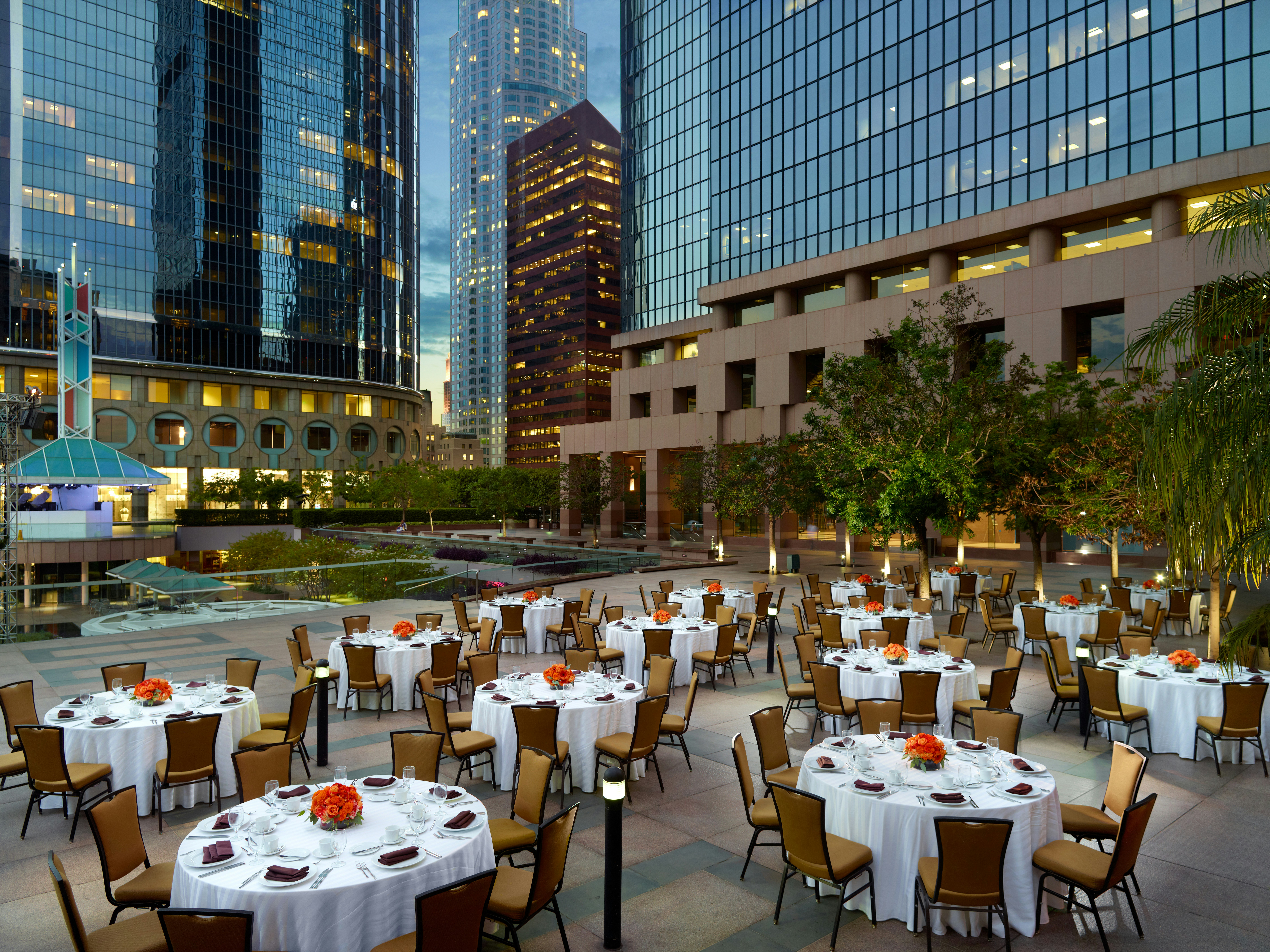 Omni Los Angeles Hotel At California Plaza 75/81