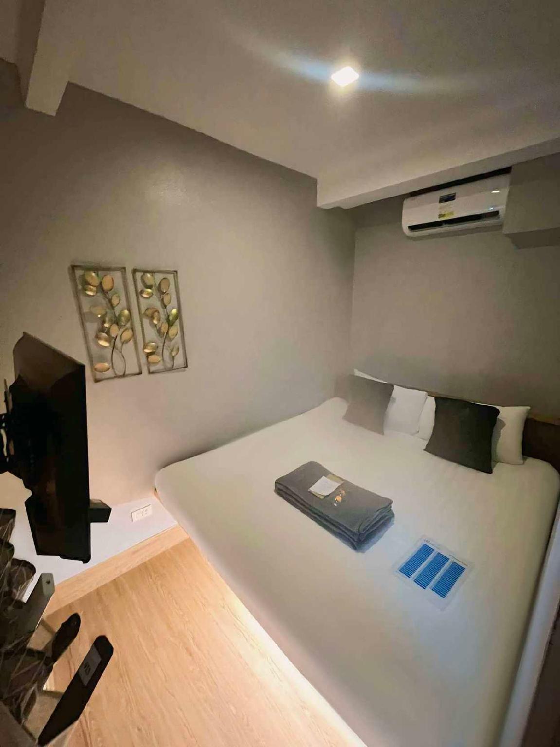 Executive, Suite, Queen Bed, No Window, Sofa