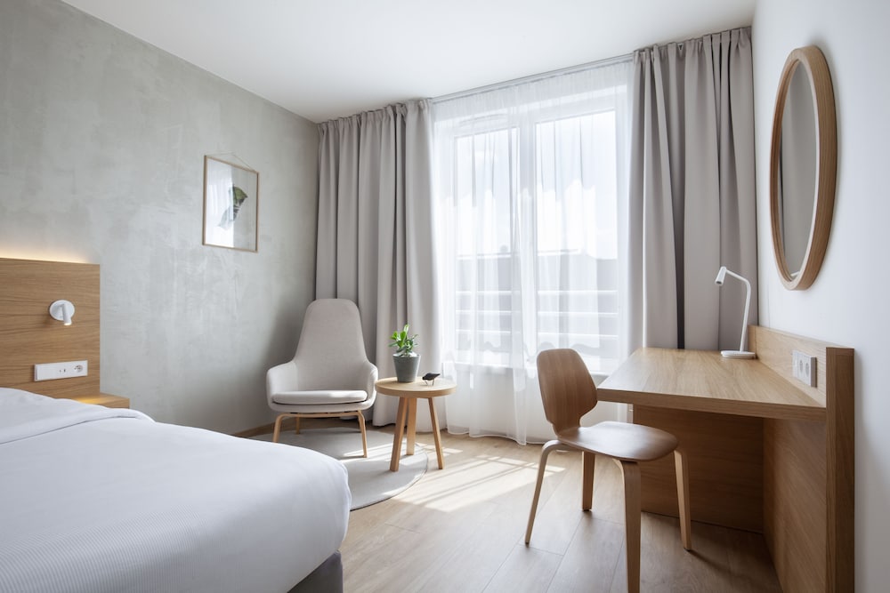 BOTANIQUE, EXECUTIVE, KING BED