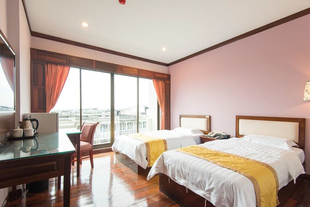 The President Hotel at Chokchai 4 18/57