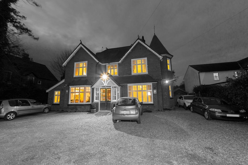 Gatwick Turret Guest House 40/45