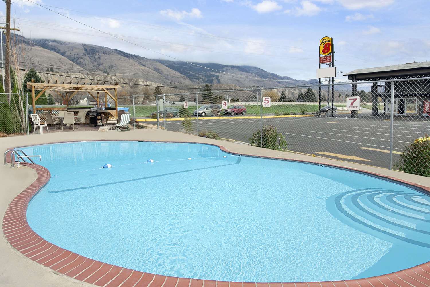 Super 8 by Wyndham Kamloops East 3/4