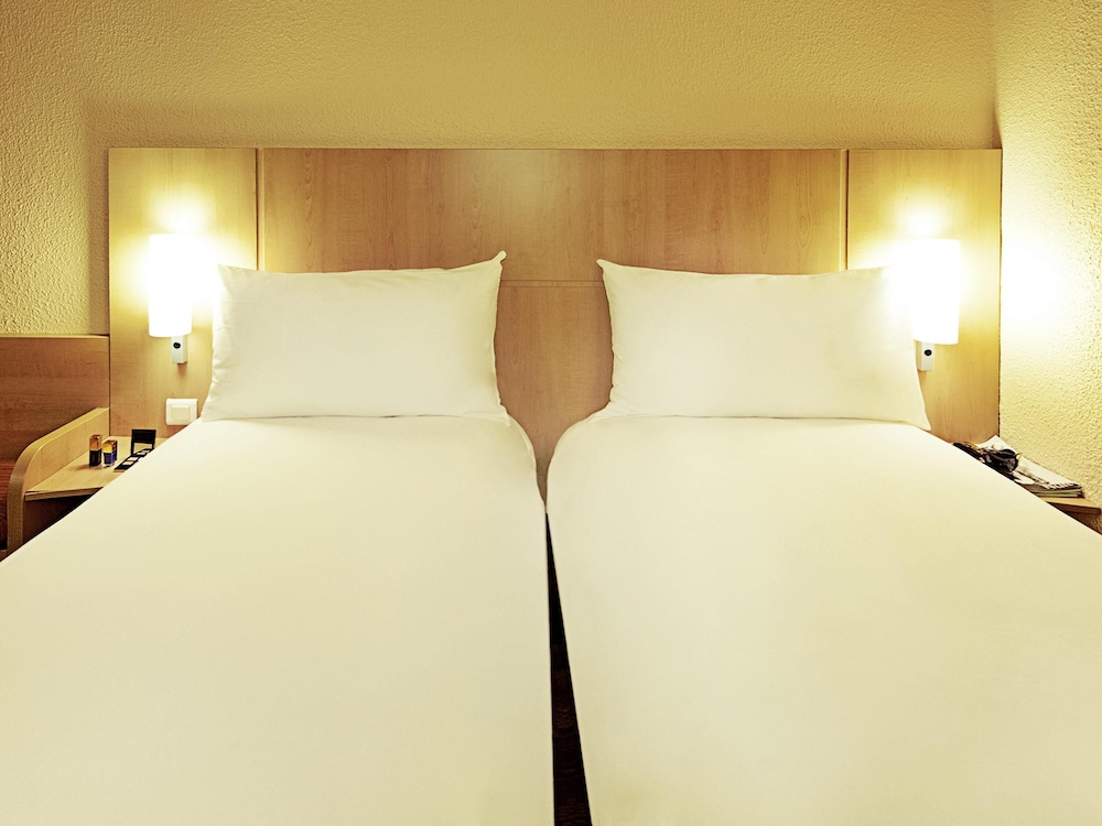 APARTMENT, TWIN BEDS