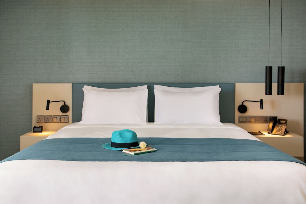 غرفة قياسية بسرير مزدوج بإطلالة على البحر بشرفة، Mercure Larnaca Beach Resort 3/5