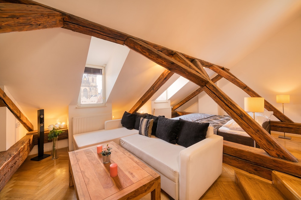 Old Town Square Premium Apartments 24/32