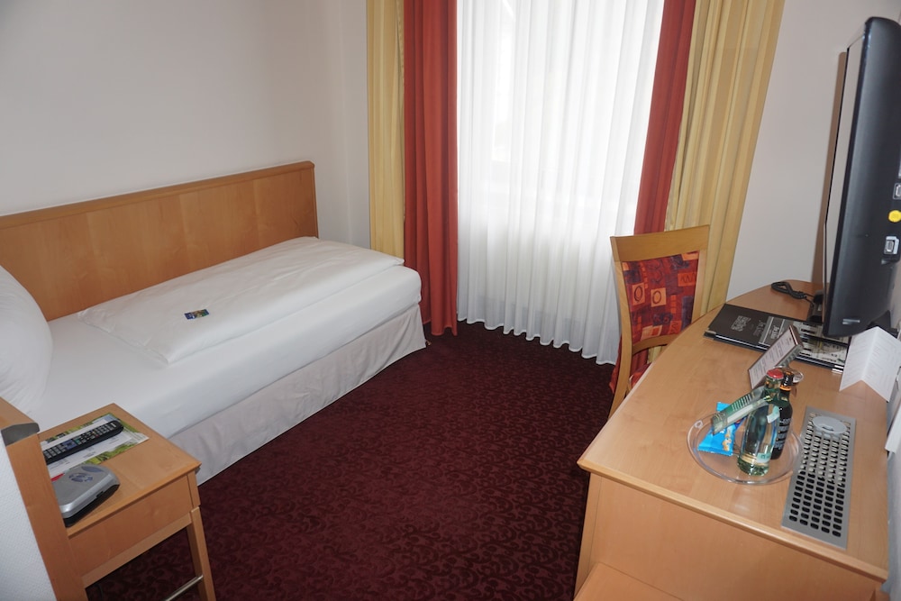 AM SCHLOSS AURICH 13/34
