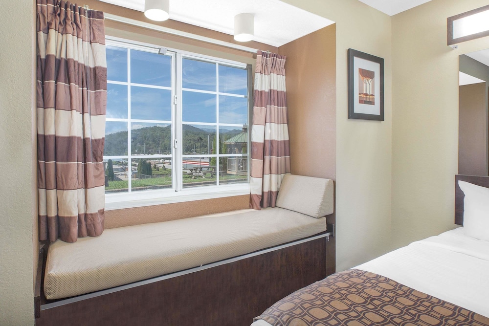 Microtel Inn & Suites by Wyndham Franklin 10/17