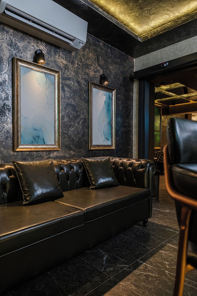 MQ Hotel Suites 38/60