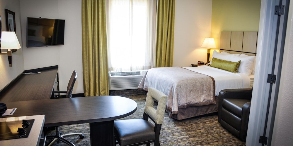 Candlewood Suites Pearl 13/59