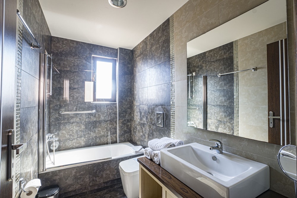 Golden Bay Suites 66/67