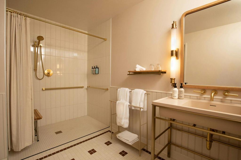 Suite, King Bed, Sofa