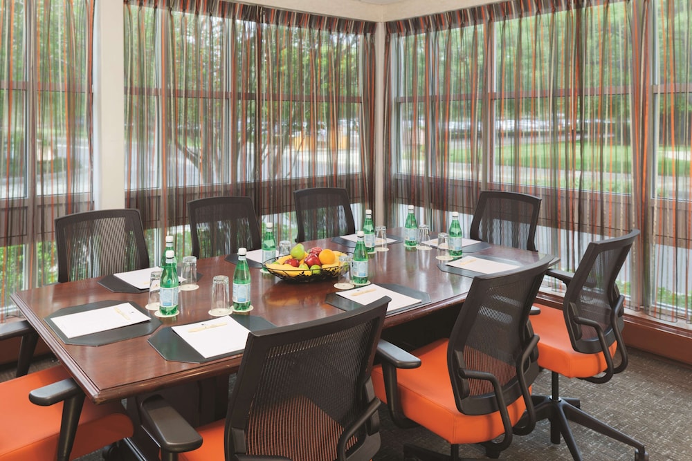 DoubleTree by Hilton Boston Bayside 40/44