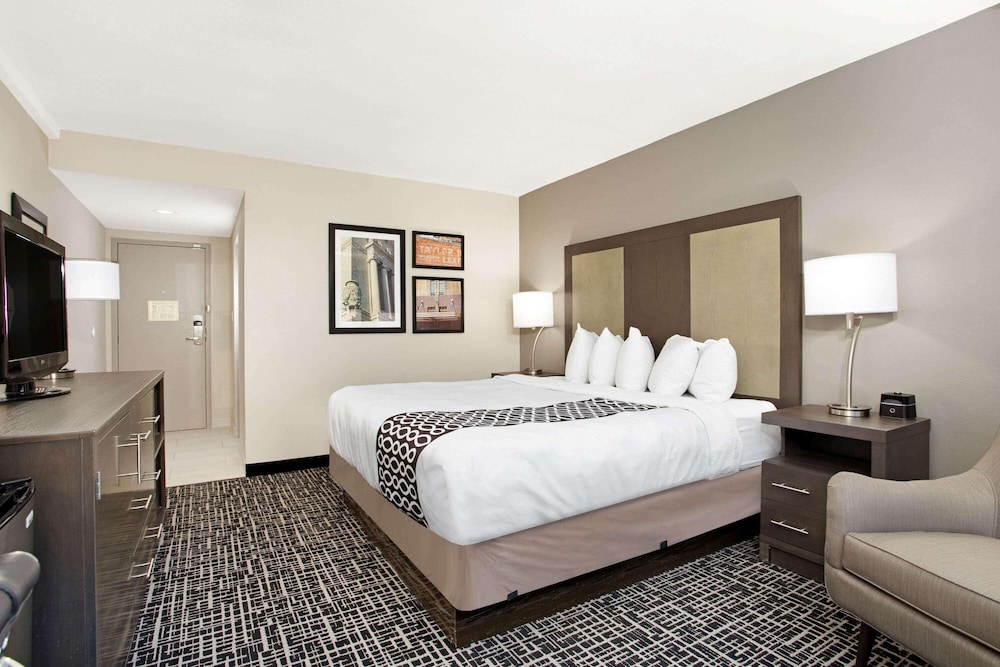La Quinta Inn and Suites by Wyndham Indianapolis Downtown 16/50