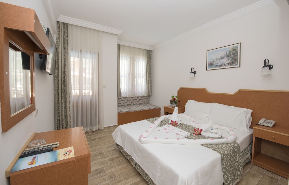 Belcehan Beach Hotel 11/34