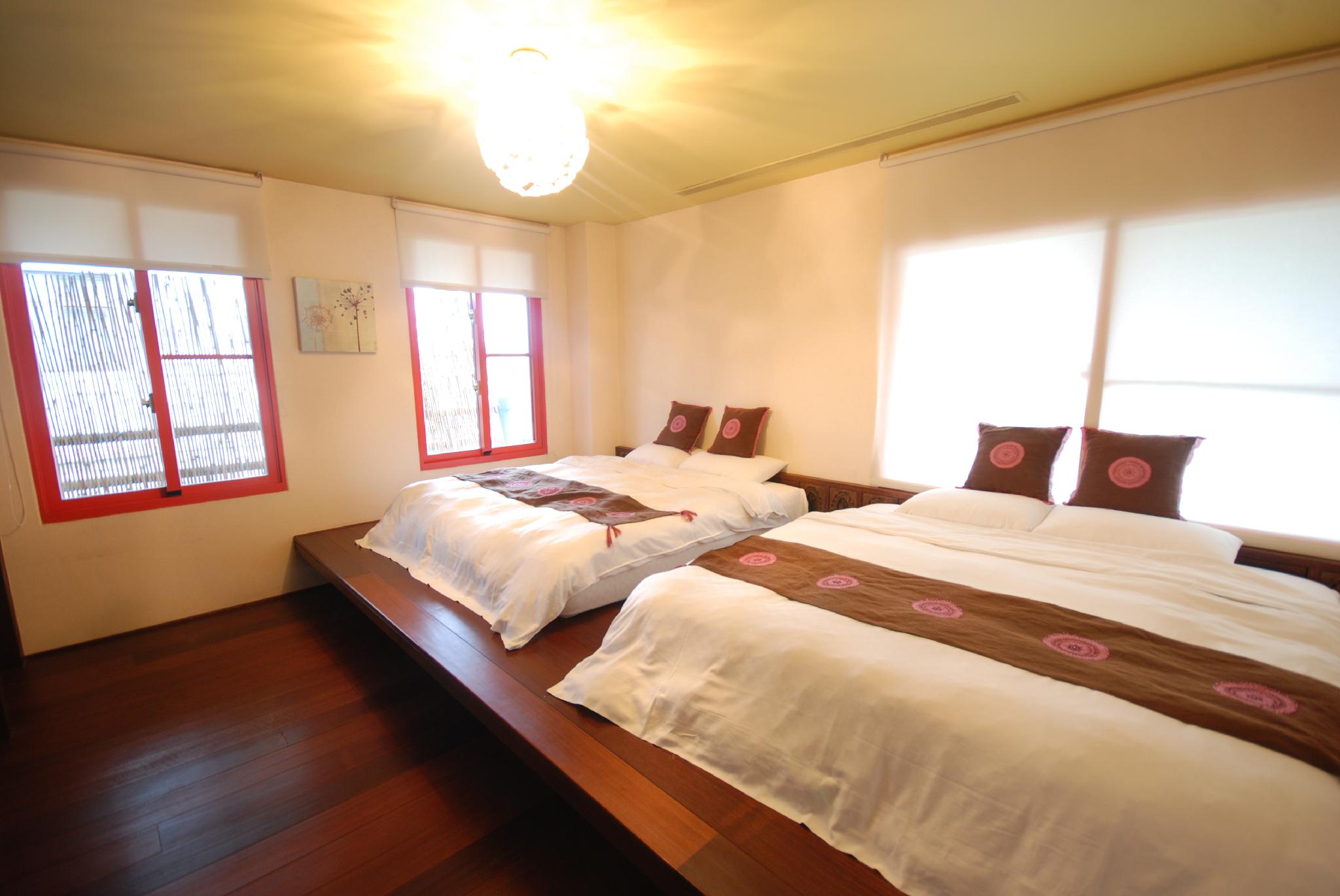Super, Family, 2 King Beds