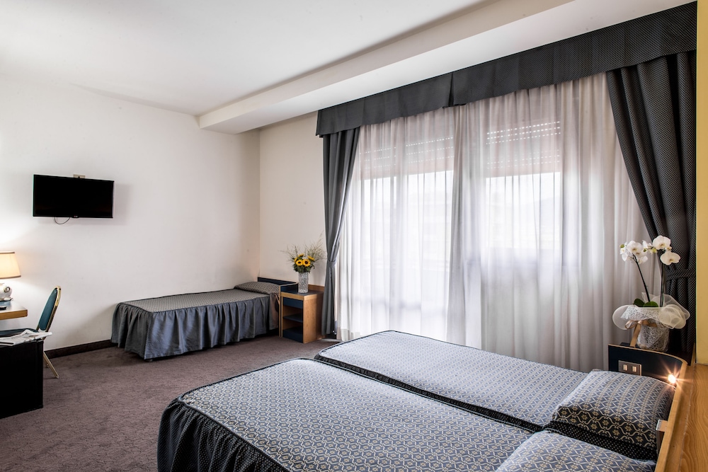 Hotel Mirage 22/66