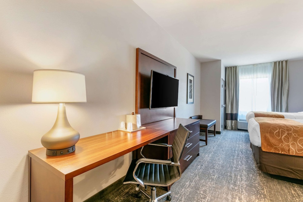 Comfort Suites North Tupelo, MS 30/36