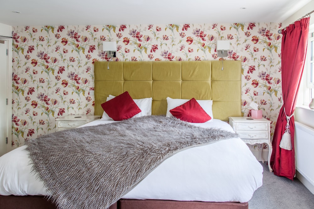 LUXURY, DOUBLE OR TWIN BED
