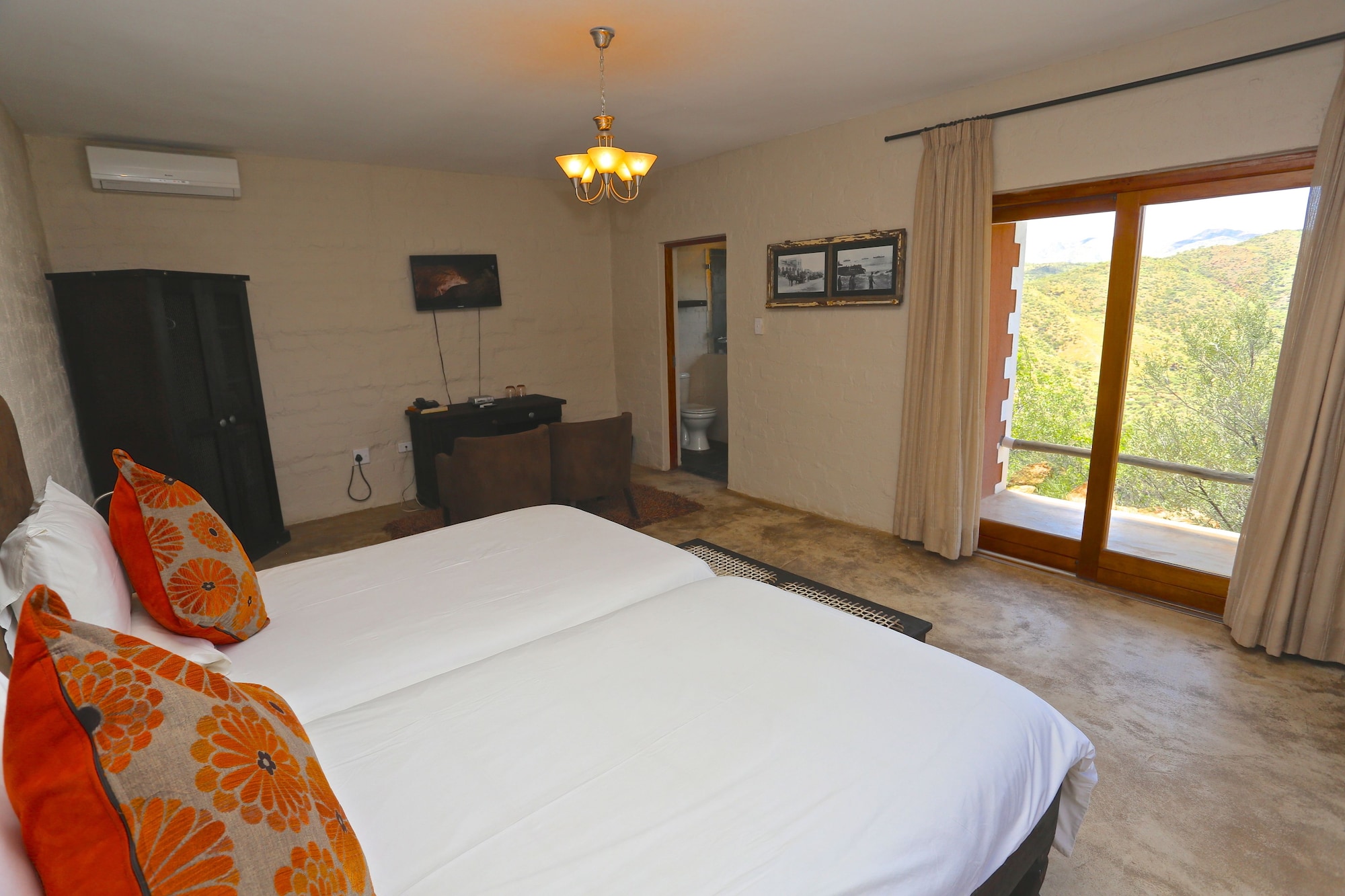 ROOM, TWIN BEDS