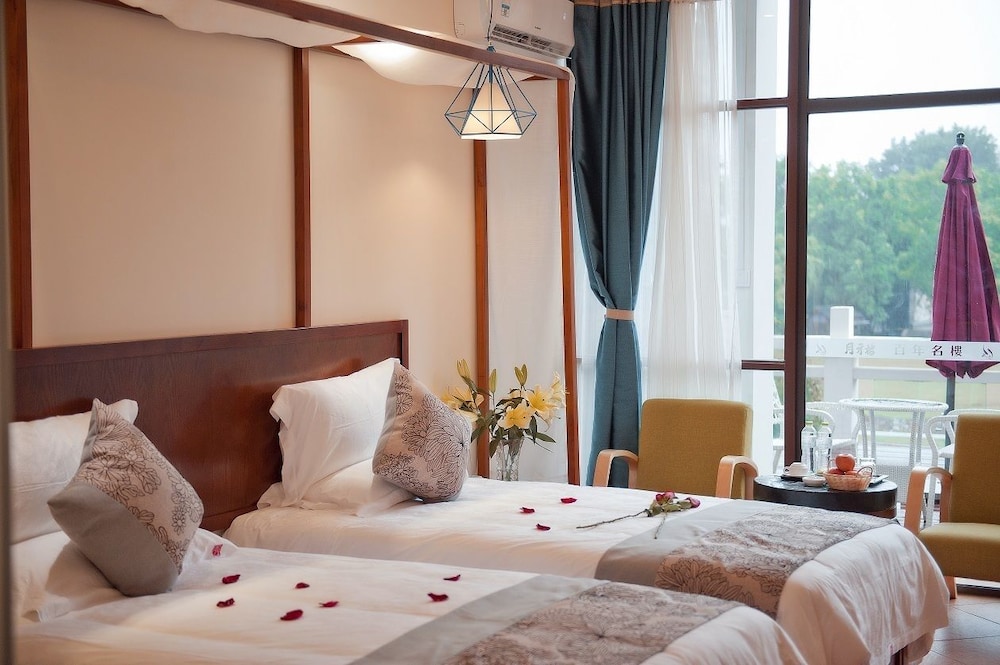 Guilin Crystal Crescent Moon Hotel 25/71