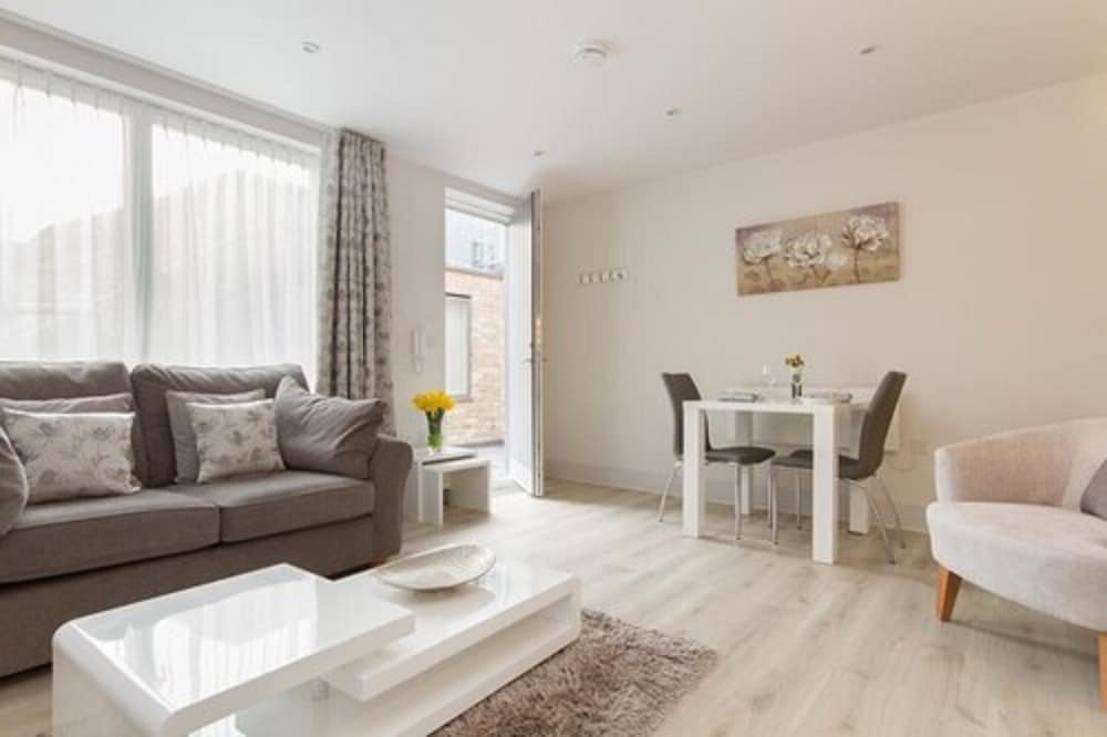 Citystay-Midsummer Mews 12/23