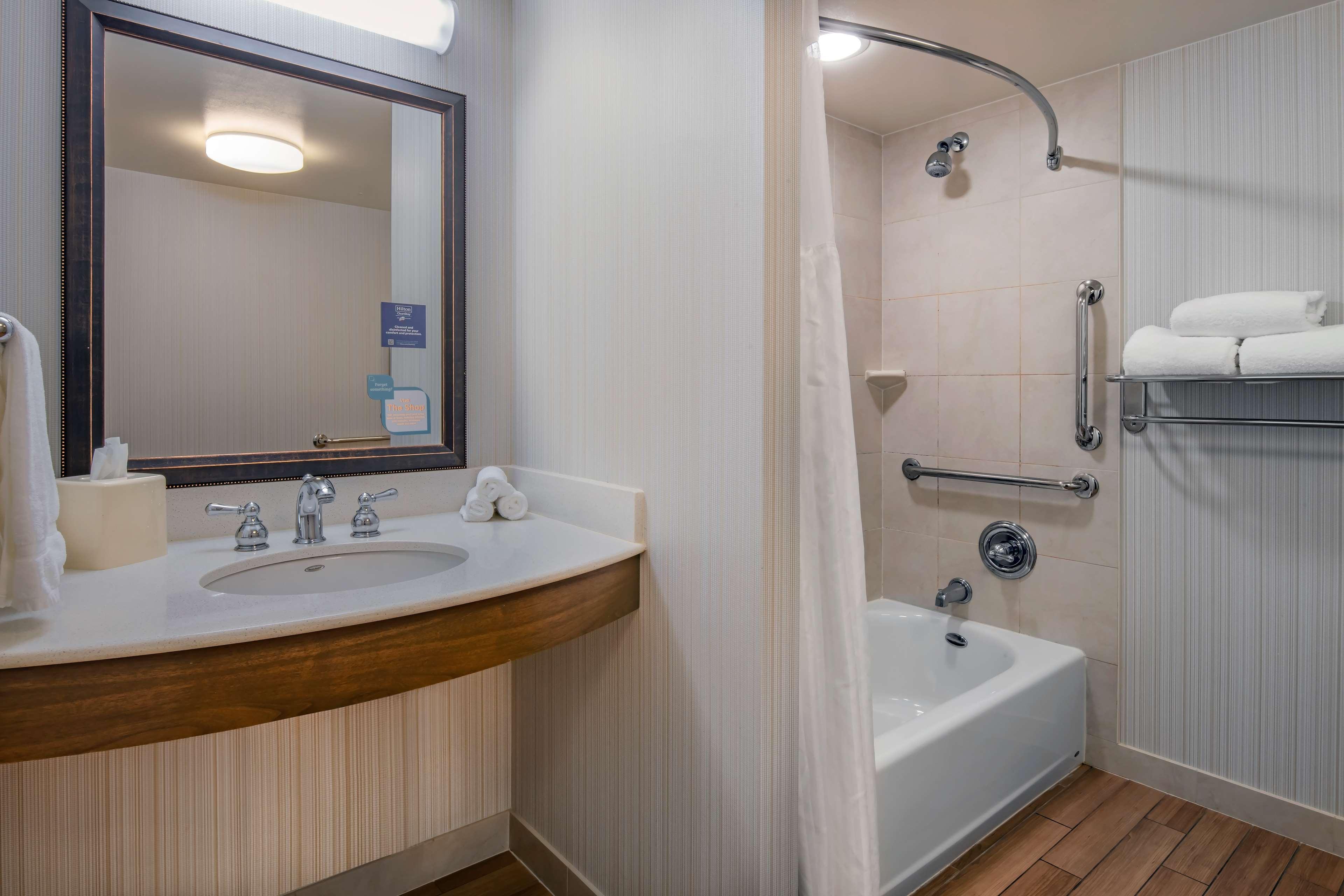 جناح ديلوكس بسرير كينج بغرفة نوم واحدة، Hilton Garden Inn Devens Common 6/7
